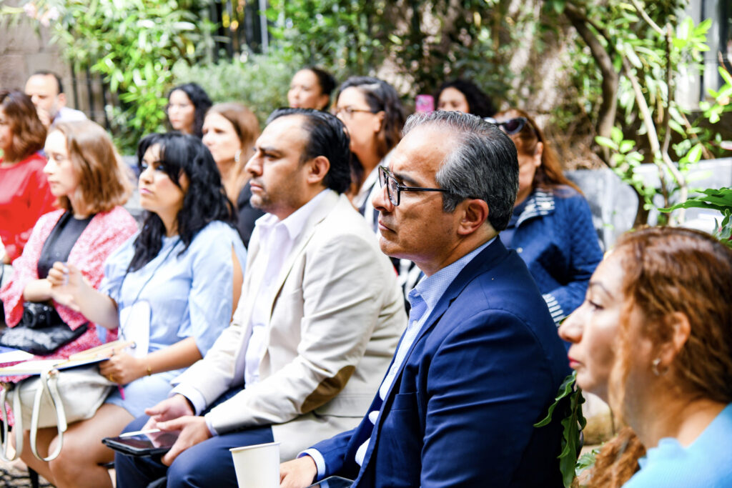 Contribución a la economía y a las comunidades mexicanas Contribution to the economy and communities in Mexico CIVyL